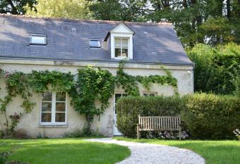 Le Pavillon de la Lanterne has Balcony rooms