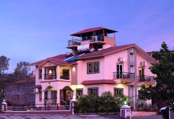 Seven Flares has rooms with a private hot tub