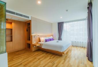 The Lunar Patong has rooms with a private hot tub