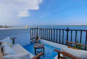 Pwani House - Lamu Seafront has Balcony rooms