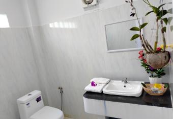 Kampot Nature Villa Resort has rooms with a private hot tub