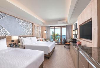 Henann Premier Coast Resort has rooms with a private hot tub