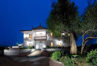 VILLA CLAUDIA RESORT allows 18 year olds to book a room