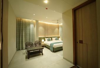 HOTEL LAKSH allows 18 year olds to book a room