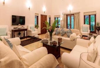 Emerald Leaf - Villa Nolina allows 18 year olds to book a room