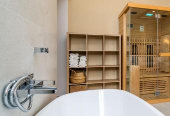 Apartments Villa Barbara has rooms with a private hot tub