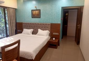 MBG BANQUET AND RESIDENCY allows 18 year olds to book a room