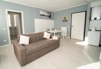 Appartamento nuovo vicino aeroporto Malpensa allows 18 year olds to book a room