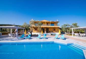 Studios Gagos has Balcony rooms