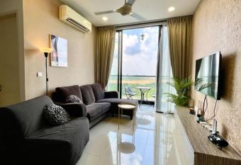 Classy Lakeview Walking to Legoland 2B2B has Balcony rooms