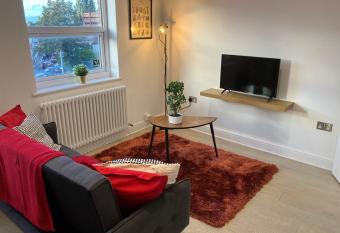Magnificent Refurbished 1 Bed Flat few steps to High St ! - 4 East House has Balcony rooms