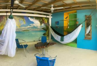 LES HAMACS AUX SAINTES BIS allows 18 year olds to book a room