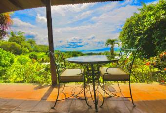 Hotel La Mansion Inn Arenal has rooms with a private hot tub