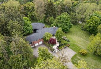 Country living, relax, fun. has rooms with a private hot tub