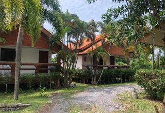 Lanta School Beach Resort has Balcony rooms