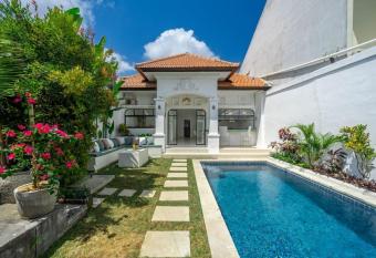 NewlyRenovated Villa in Seminyak has Balcony rooms
