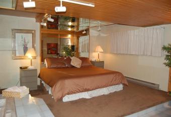 Auberge Godard has rooms with a private hot tub