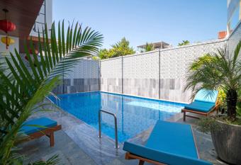 White House Central Villa allows 18 year olds to book a room