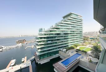 Paradise of Boats 608NC has rooms with a private hot tub