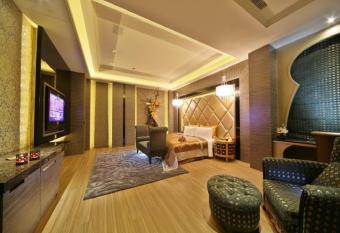 Han Guan Motel has rooms with a private hot tub