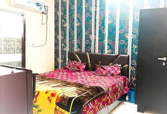 J.S APARTMENTS -- Hotel & Homestay -- Rooms for Students, Parents, Family & Couples has Balcony rooms