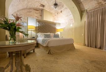 Hotel Casa del Gobernador has rooms with a private hot tub