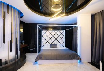 Tsarsky Hotel has rooms with a private hot tub