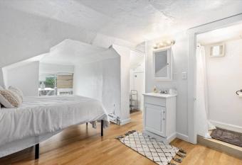 Unit 8: Lovely updated apartment! allows 18 year olds to book a room