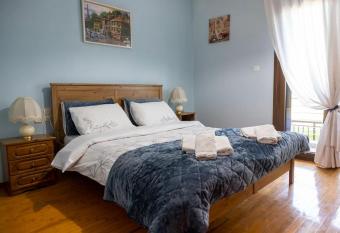 Roula s Cosy Home has Balcony rooms