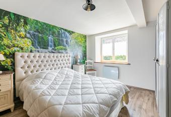 Chez Alexandra has Balcony rooms