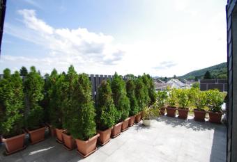 Luxury-Apartment Alexandra allows 18 year olds to book a room