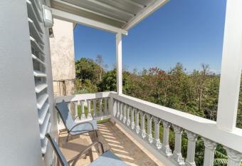 Buena Vista in Rincon - 5 min to the beach allows 18 year olds to book a room