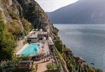 Hotel Villa Dirce allows 18 year olds to book a room