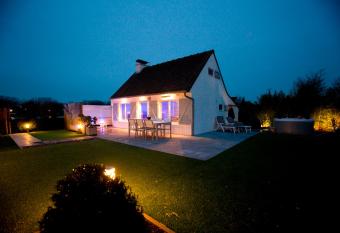 SeaNooz - Wellness overnachting met priv   bioscoop aan een meer has rooms with a private hot tub