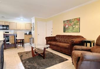 Gator Summit I - Minutes From UF allows 18 year olds to book a room