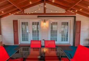 Cheerful Chalet - Fireplace, BBQ, Firepit& Hottub has rooms with a private hot tub