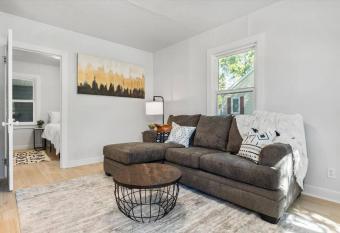 216: Lovely 1 bedroom close to amenities! allows 18 year olds to book a room