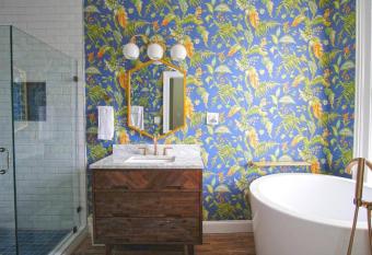 Chatham Carriage o Vintage Charm on Quiet Square has Balcony rooms