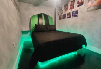 Downtown Chop Shop house, HUGE garage pets allowed allows 18 year olds to book a room