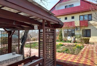 Pensiunea Anda has rooms with a private hot tub