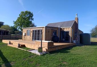 Renagour Cottage - Farmstay with Hot Tub! has rooms with a private hot tub