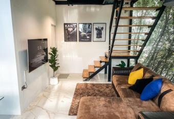 Peaceful & Contemporary Duplex Escape has Balcony rooms