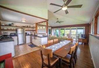 Pau Hana Paradise has rooms with a private hot tub