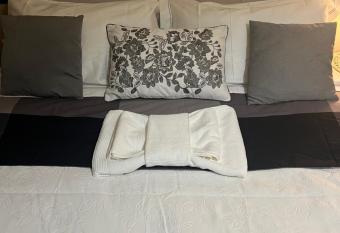 Charme & Relax - Fiera di Roma - Fiumicino AirPort has rooms with a private hot tub