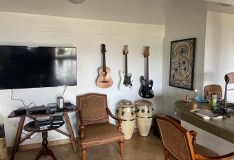 Helehele Hale has rooms with a private hot tub