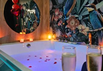 Suite Passion - Jacuzzi Spa - Table de massage - 1 Chambre allows 18 year olds to book a room