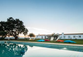 Pe no Monte has rooms with a private hot tub