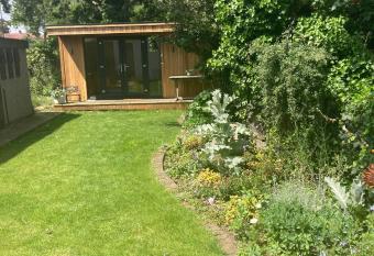 Gladstone Avenue Twickenham has Balcony rooms