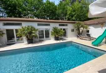 Residence Mont-Blanc Poolhouse allows 18 year olds to book a room