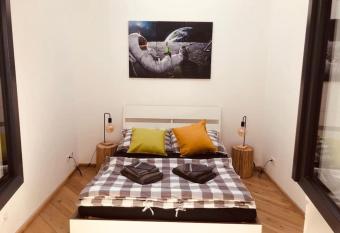 Ferienwohnung am Schloss Engers allows 18 year olds to book a room